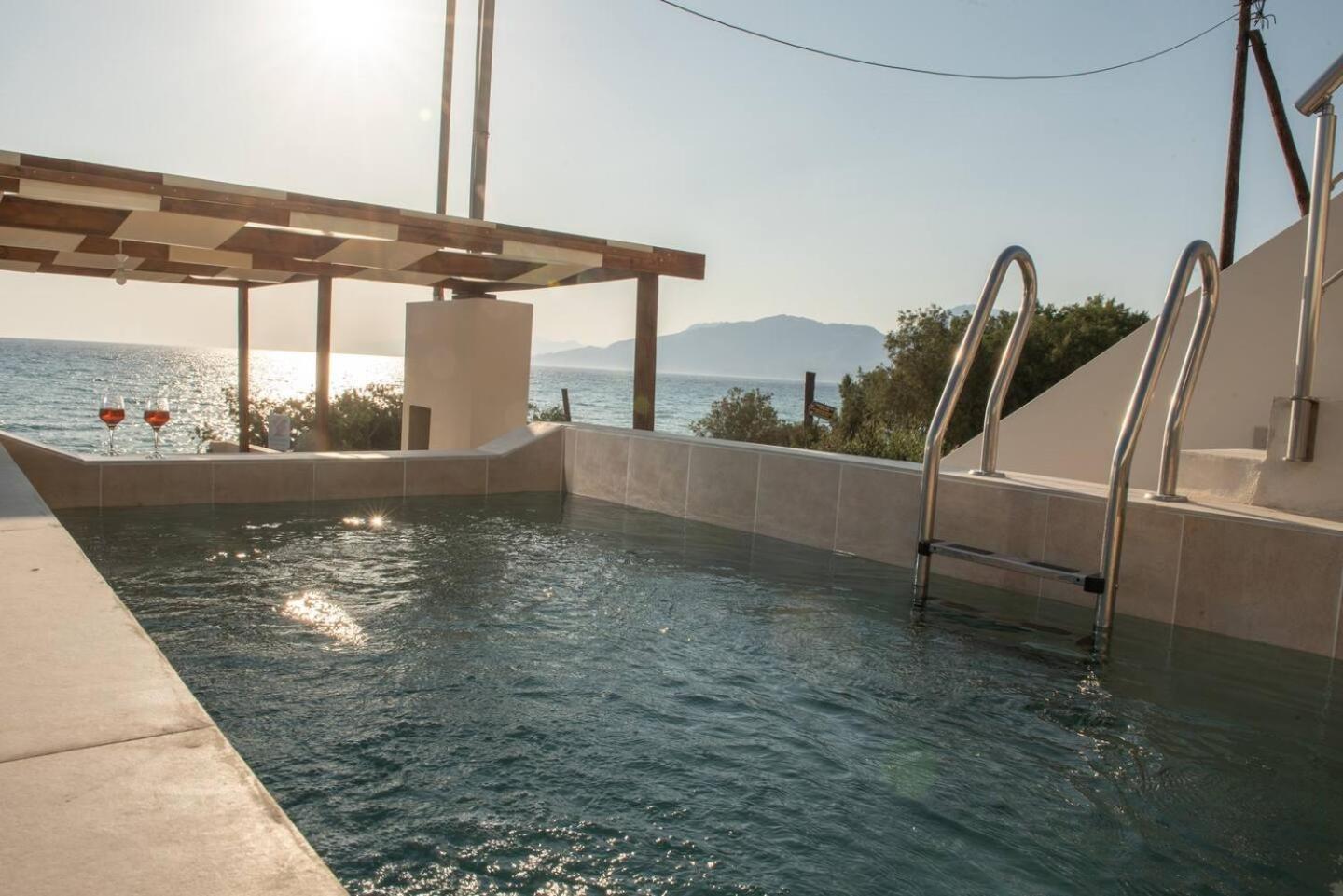 Stella & Eleni Suite With Shared Pool & Open View คาลามากิ ภายนอก รูปภาพ