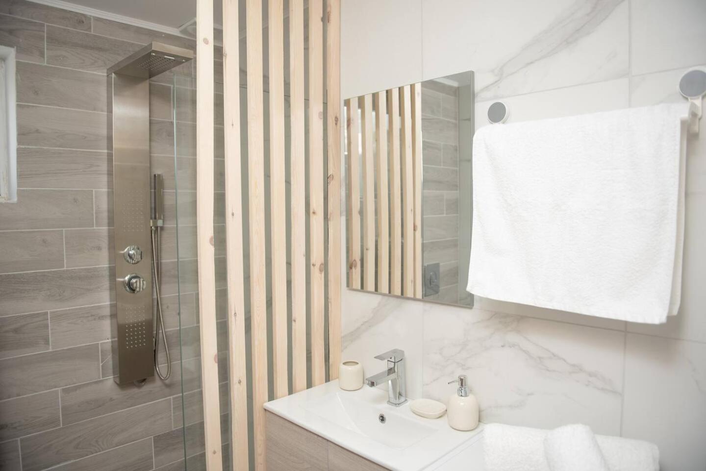 Stella & Eleni Suite With Shared Pool & Open View คาลามากิ ภายนอก รูปภาพ
