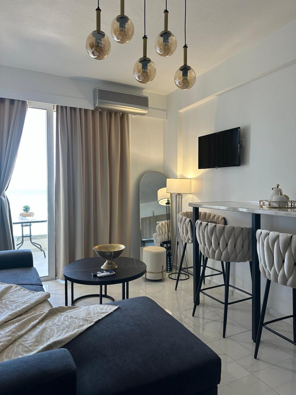 Stella & Eleni Suite With Shared Pool & Open View คาลามากิ ภายนอก รูปภาพ
